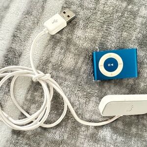 Apple Blue Clip-On Music Player with USB Cable